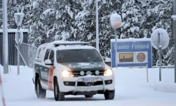 Un véhicule des gardes-frontiÚres au poste frontalier de Raja-Jooseppi à Inari, dans le nord de la Finlande, le 28 novembre 2023