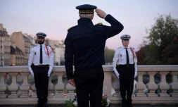 Le préfet de police de Paris Didier Lallement (c) salue la mémoire des victimes algériennes de la répression du 17 octobre 1961 sur le pont Saint Michel à Paris, le 17 octobre 2021