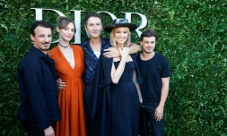 Simon Buret (C), chanteur du groupe AaRON, l'actrice Louise Bourgoin (2eG) et le mannequin Eva Herzigova (2eD) posent à l'occasion de l'exposition célébrant le 70e anniversaire de la maison Dior au Musée des Arts Décoratifs à Paris, le 3 juillet 2017