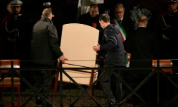 Le fauteuil du pape François est retiré aprÚs que le Vatican a annoncé que le pape ne participerait pas au Chemiin de croix au Colisée, lors des célébrations de la Semaine Sainte, le 29 mars 2024 à Rome