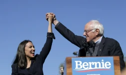 La jeune star démocrate du CongrÚs Alexandria Ocasio-Cortez et le candidat à l'investiture démocrate Bernie Sanders lors d'un meeting à New York, le 19 octobre 2019