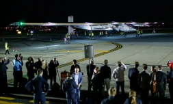 Des spectateurs regardent l'arrivée de Solar Impulse 2 après son atterrissage à l'aéroport JFK International à New York, le 11 juin 2016