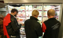 Des membres des Jeunes Agriculteurs (JA) lors d'une opération de contrôle des étiquettes dans une grande surface, le 19 avril 2017 à Paris