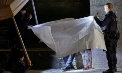 Des policiers suisses recouvrent le corps d'un homme retrouvé près d'un centre de prières musulman, le 19 décembre 2016 à Zurich