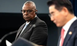 Le ministre américain de la Défense Lloyd Austin et son homologue Kim Yong-Hyun, au Pentagone, en Virginie, le 30 octobre 2024