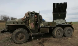 Un lanceur d'artillerie BM-21 "Grad" de l'armée ukrainienne, près de Lougansk dans la région du Donbass (est de l'Ukraine), le 10 avril 2022