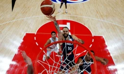 Evan Fournier monte au lay-up face à l'Argentine en demi-finale de la Coupe du monde à Pékin, le 13 septembre 2019