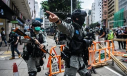 Les forces de police nettoient les rues après un rassemblement en faveur de la démocratie, à Hong Kong le 24 mai 2020