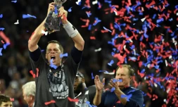 Tom Brady de l'équipe des Patriots soulève le trophée après avoir remporté le Super Bowl le 5 février 2017 à Houston, Texas