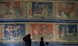 Des visiteurs du chĂąteau d'Angers devant la tenture de l'Apocalypse, le 22 septembre 2016