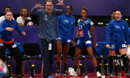 Le sélectionneur de l'équipe de France féminine de handball Olivier Krumboltz (c) donne des consignes, le 16 décembre 2018 Paris