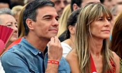 Le Premier ministre espagnol Pedro Sanchez et son épouse Begoña Gómez, le 21 juillet 2023 à Getafe, prÚs de Madrid