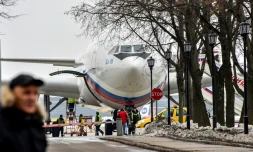 L'avion russe Il-96 qui a rapatrié 46 diplomates russes expulsés des Etats-Unis ainsi que leurs familles photographié à l'aéroport moscovite de  Vnukovo, le 1er avril 2018