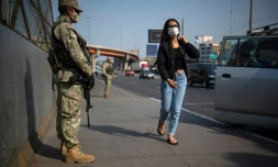Le couvre-feu instauré à Lima avec la présence de militaires suscitait l'incompréhension et était peu respecté dans la capitale péruvienne, le 5 avril 2022