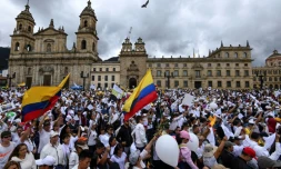 Des miliers de Colombiens sur la place Bolivar à Bogota, le 20 janvier 2019, pour manifester leur refus du terrorisme et en hommage aux victimes de l'attentat qui a fait 20 morts le 17 dans la capitale colombienne
