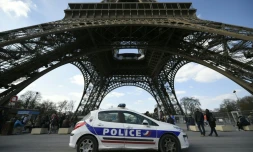 Une voiture de police devant la Tour Eiffel, le 22 mars 2016 à Paris