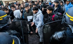 Des migrants face à des policiers lors d'une opération de contrôle le 31 octobre 2016 dans le nord de Paris