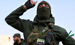 Un combattant anti- gouvernement lève la main dans la ville de Hama après la prise de la ville centrale syrienne, le 6 décembre 2024