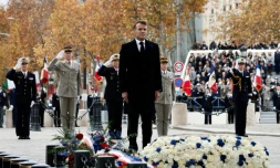 Le président Emmanuel Macron lors des cérémonies du 107e anniversaire de l'Armistice du 11 novembre 1918 devant l'Arc de Triomphe à Paris, le 11 novembre 2025