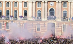 Les Toulousains, vainqueurs de la Coupe de France, célÚbrent leur triomphe avec leurs supporters, le 30 avril 2023 à Toulouse