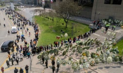 Les partisans de l'ancien président péruvien Alberto Fujimori (1990-2000) attendent d'entrer dans le ministère de la Culture lors de ses funérailles nationales à Lima, le 13 septembre 2024