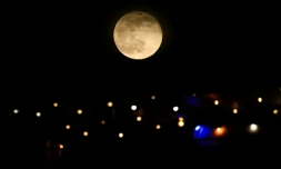 La lune au-dessus de Fort-de-France, en Martinique, le 5 novembre 2025