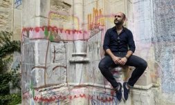 Damien Beaufils, devant l'église Saint-Bernard, dont il s'est vu confier l'aménagement, dans le quartier lyonnais de "La Croix Rousse", le 5 juillet 2016
