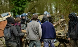 Des manifestants s'opposant à l'opération d'évacuation de la ZAD lundi 9 avril 2018 à Notre-Dame-des-Landes (Loire-Atlantique)