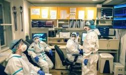 L'étudiante Tereza Zalesakova (g) et ses collègues dans l'unité de soins intensifs, à l'hôpital universitaire de Prague, le 7 janvier 2021