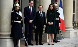 Le président français François Hollande (C) accueille le prince William (G) et son épouse  Kate, sur les marches de l'Elysée, le 17 mars 2017 à Paris