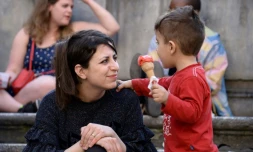 Nour, une réfugiée syrienne qui faisait partie des 12 Syriens ramenés par le pape François de Lesbos, et son fils Riad, le 5 avril 2017 à Rome