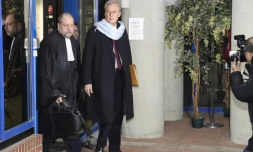 L'ancien secrétaire d'Etat Georges Tron (D), et son avocat Eric Dupond-Moretti, au tribunal de Bobigny, le 12 décembre 2017