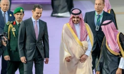 Le président syrien Bachar al-Assad (centre) est accueilli par le prince Badr ben Sultan ben Abdulaziz à son arrivée à Jeddah pour un sommet de la Ligue arabe, le 18 mai 2023