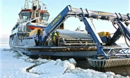 Le brise-glace Atho participe à un exercice pour dégager du pétrole stocké sous la glace, le 5 février 2016 à Tornio (nord de la Finlande)