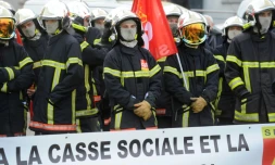 Des pompiers manifestent contre des suppressions d'emplois dans les services publics le 19 novembre 2016 à Brest (Finistère)