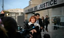 Gisèle Pelicot en sortant du palais de justice d'Avignon, dans le sud de la France, le 26 novembre 2024