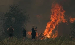 Une habitante filme un incendie à Tournissan, dans l'Aude, le 5 août 2025