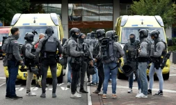 Des membres des forces spéciales de la police sécurisent l'hôpital universitaire Erasmus à Rotterdam, le 28 septembre 2023 aux Pays-Bas