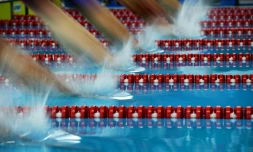 Des nageurs plongent lors des séries du 400 m quatre bages des Jeux asiatiques 2018 le 22 août 2018 à Jakarta.