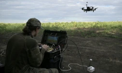 Le droniste Roubik, de la compagnie de reconnaissance du 3e corps d'armée ukrainien, contrÎle un drone FPV lors d'un vol d'entraßnement dans l'est de l'Ukraine, le 12 août 2025