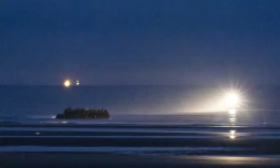 Des migrants embarquent à bord d'un bateau pour tenter une traversée de la Manche le 19 septembre 2025 au large de la plage de Gravelines