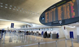 A l'aéroport de Roissy-Charles de Gaulle, sur 80.000 personnes titulaires d'un badge d'accès aux zones "réservés", 80 personnes font l'objet d'un suivi régulier pour radicalisation et 29 d'un suivi ponctuel