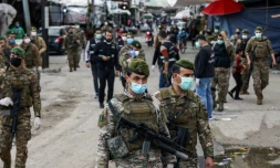 Des soldats libanais patrouillent, le 22 mars 2020 dans le camp palestinien de Sabra (banlieue de Beyrouth) pour assurer les mesure de confinement