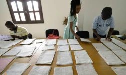 Des employés de la Commission électorale indépendante (CEI) le 31 octobre 2016 à Abidjan