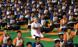Le Premier ministre indien Narendra Modi (c), participe à une séance collective de yoga, le 21 juin 2018 à Dehradun, dans le nord de l'Inde