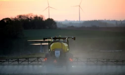 Un agriculteur pulvérise du glyphosate sur son champ, le 23 avril 2021 à Piace, dans la Sarthe