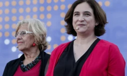 La maire de Madrid Manuela Carmena (G) et la maire de Barcelone Ada Colau à Barcelone le 9 juin 2017
