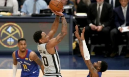 DeMar DeRozan des San Antonio Spurs (c) tente un panier face aux Denver Nuggets lors du match 5 des play-offs NBA, le 23 avril 2019 Ă Denver