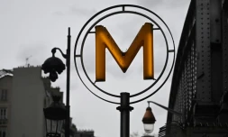 Un incident "exceptionnel" a paralysé à l'heure de pointe la ligne 4 du métro parisien, entraînant l'évacuation de cinq rames, à l'arrêt dans des tunnels