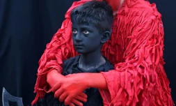 Un petit garçon tout en noir se prépare à jouer le rÎle d'un démon lors des célébrations de l'Achoura dans la ville de Noosh Abad, dans le centre de l'Iran, le 26 juillet 2023